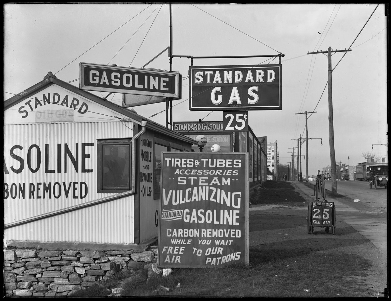 Standard Gas station, 4589 Broadway, New York City, 2. maj 1917 af William Davis Hassler
