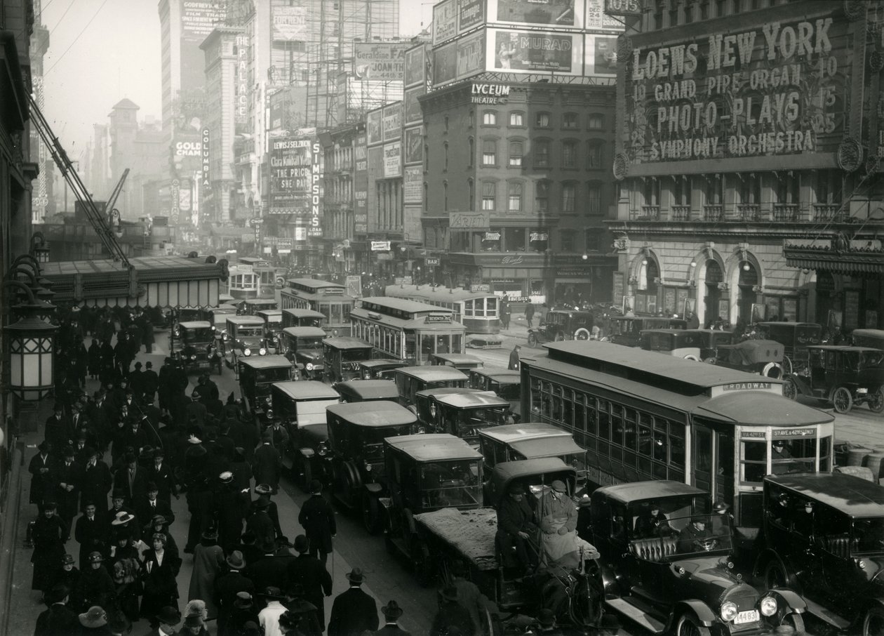 Times Square, fyldt med biler, busser og mennesker, ca. 1917 af William Davis Hassler