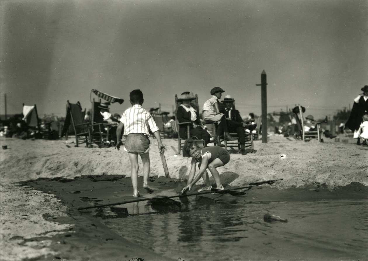 To børn leger med trærester i lavvandede områder, Coney Island, ca. 1910-21 af William Davis Hassler