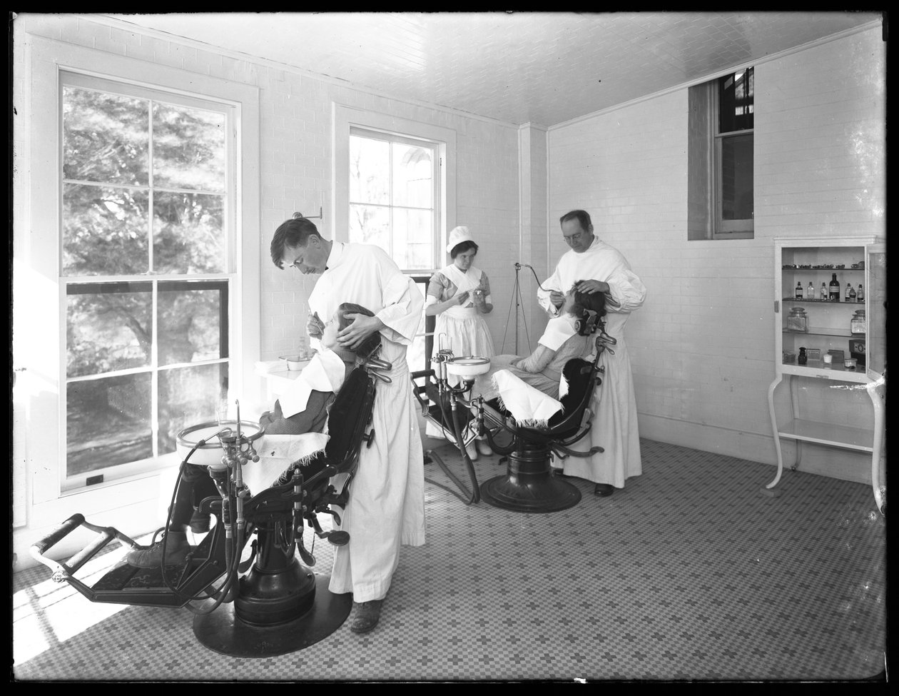 To patienter undersøges, Tandlægestuen, Seton Hospital, Spuyten Duyvil, Bronx, 30. oktober 1914 af William Davis Hassler