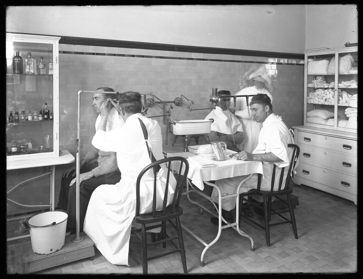 To patienter bliver undersøgt i hovedhospitalets undersøgelsesrum, Seton Hospital, Spuyten Duyvil, Bronx, 30. oktober 1914 af William Davis Hassler