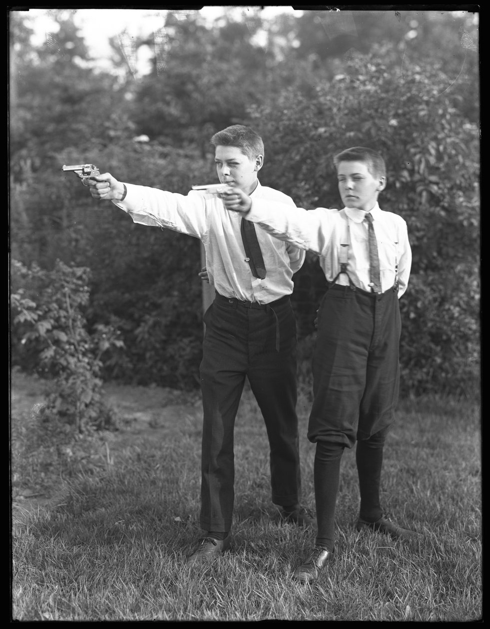 To uidentificerede drenge poserer sigtepistoler, juli 1915 af William Davis Hassler