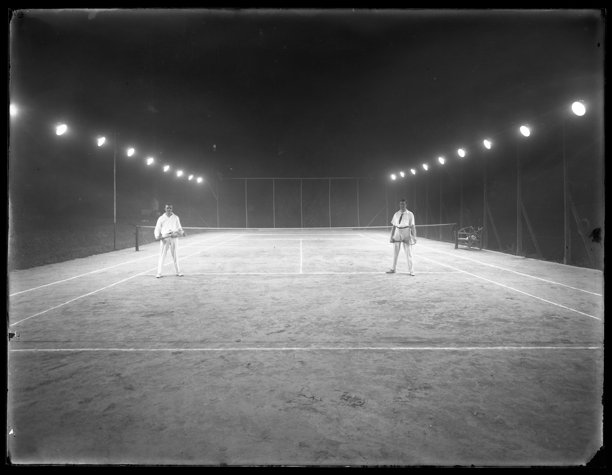 To unge mænd på uidentificeret lertennisbane om natten, juli 1915 af William Davis Hassler