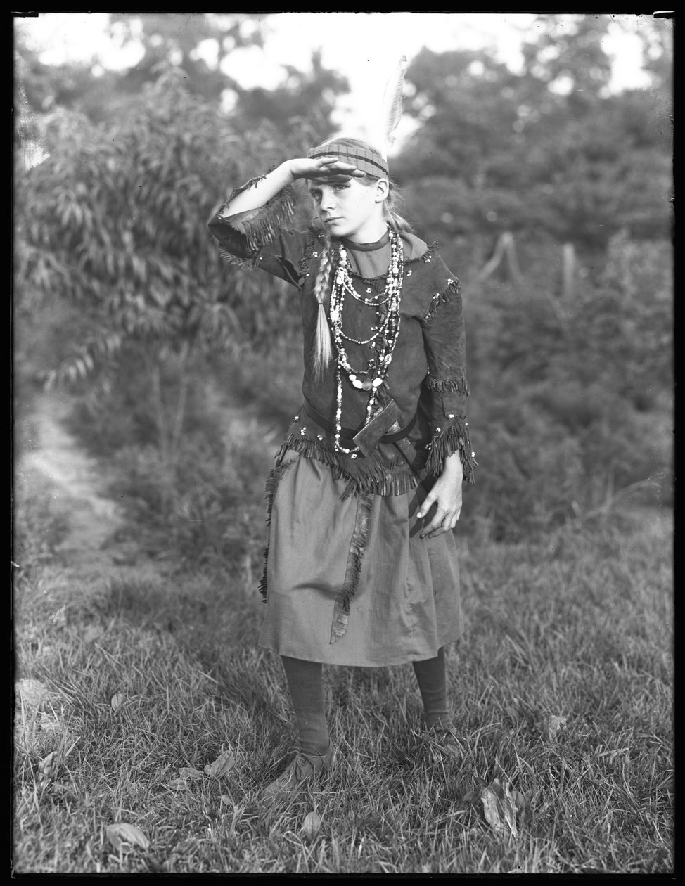 Uidentificeret pige poserer i skoven i kostume, ca. 1915 af William Davis Hassler