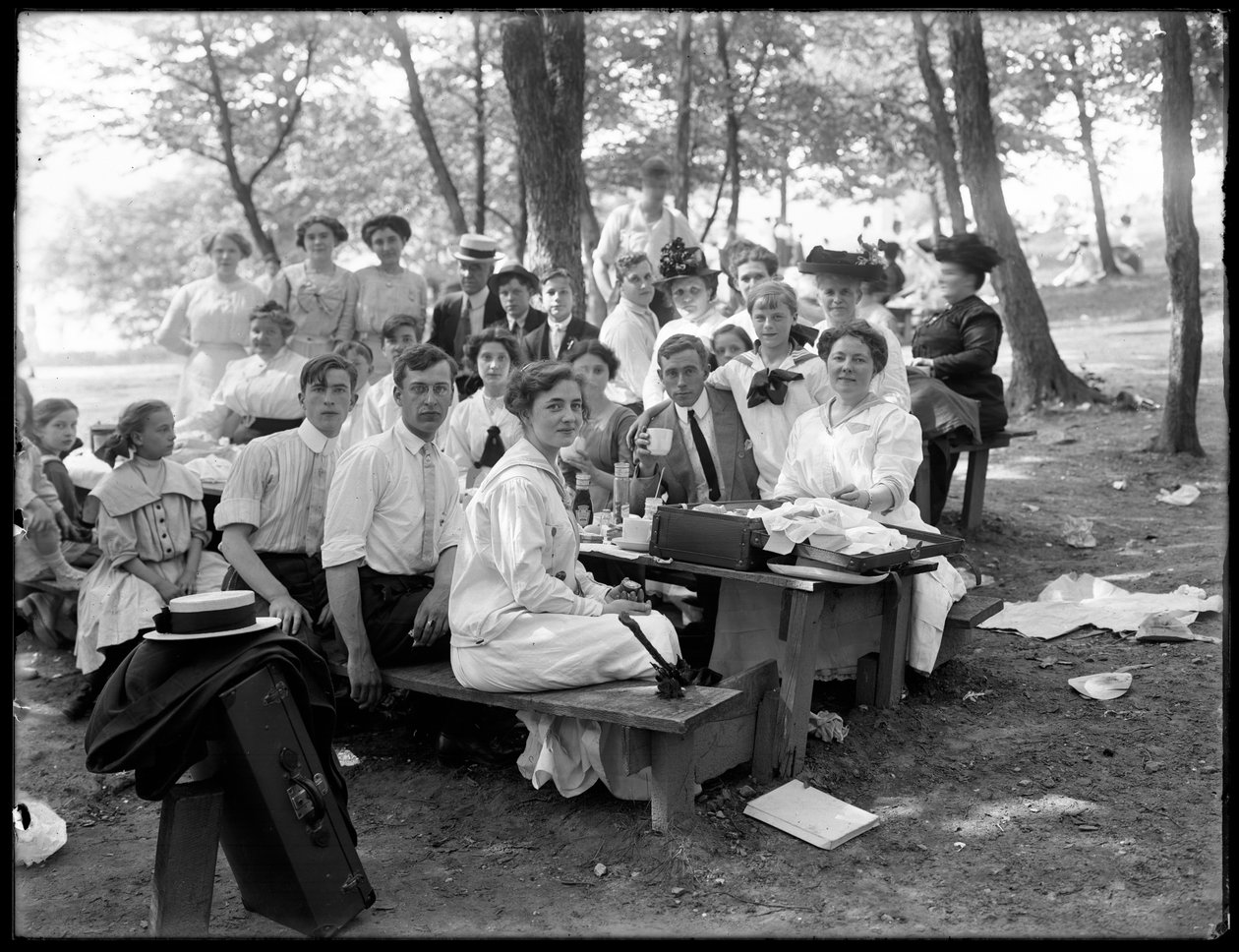 Uidentificeret uformelt gruppeportræt ved en picnic, ca. 1910 af William Davis Hassler