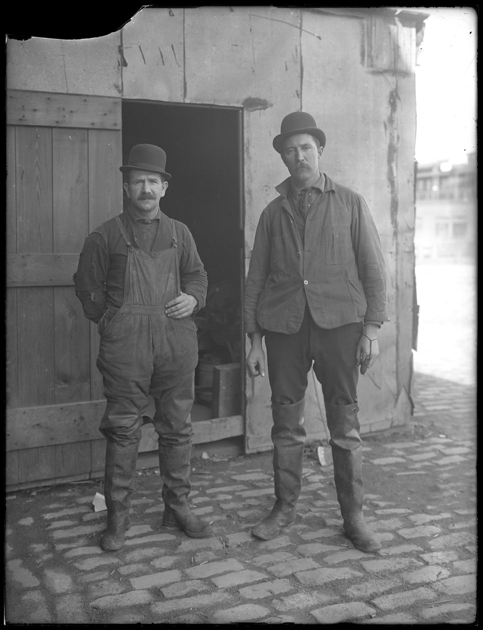 Uidentificerede kloakarbejdere poserer over jorden, New York, ca. 1911 af William Davis Hassler