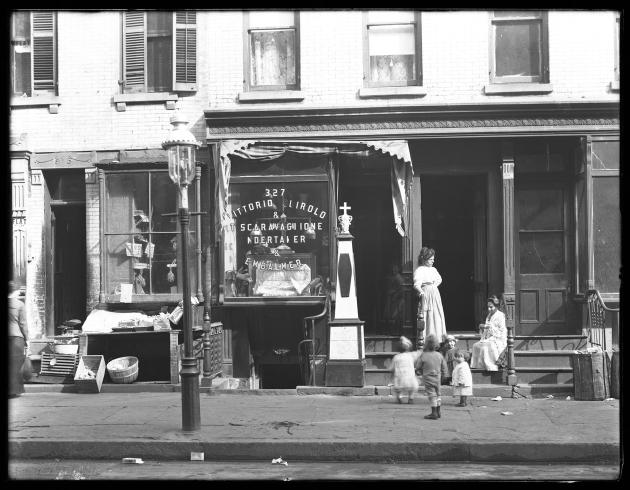 Vittorio Quirolo und T. Scaravaglione, bedemænd og balsamører, 327 E. 111th Street (eller 109th Street), New York City, den 26. oktober 1914 af William Davis Hassler