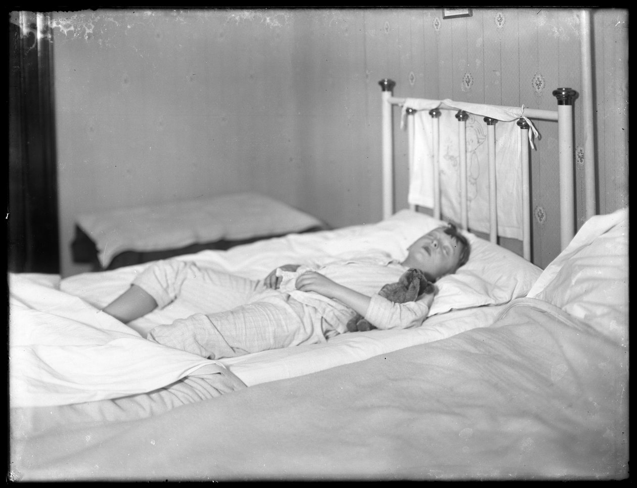 William Grey Hassler sover med sin bamse, ca. 1913 af William Davis Hassler