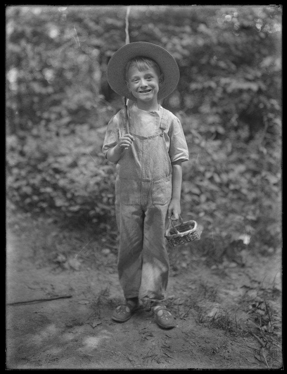 William Grey Hassler i stråhat og overalls, med fiskestang og kurv i skoven, 20. august 1911 af William Davis Hassler