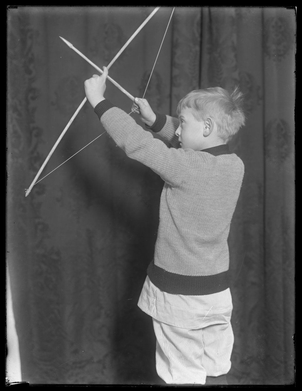 William Grey Hassler poserer med bue og pil, ca. 1912 af William Davis Hassler