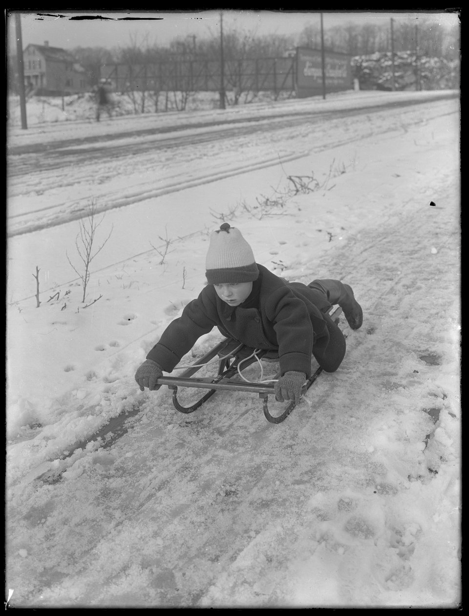 William Gray Hassler med sin nye slæde, ca. 1912 af William Davis Hassler