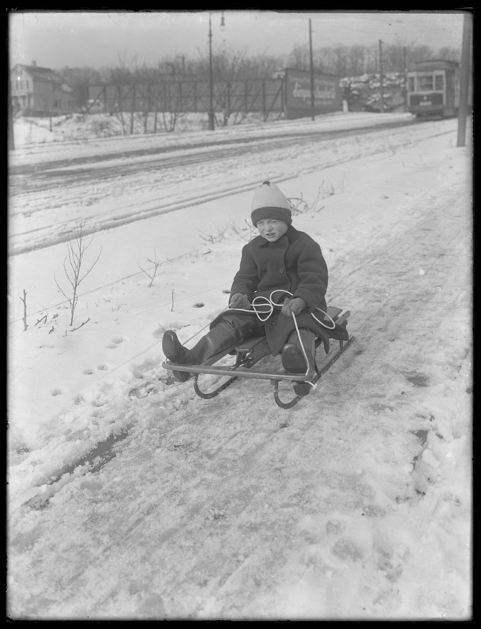 William Gray Hassler med sin nye slæde, ca. 1912 af William Davis Hassler