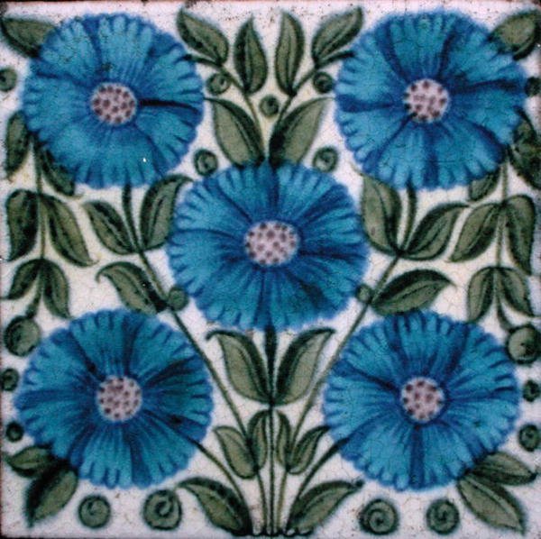 Flise med blomsterdesign i persisk stil (keramik) af William de Morgan