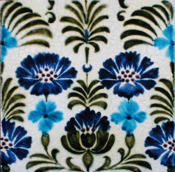 Flise med blomsterdesign i persisk stil (keramik) af William de Morgan