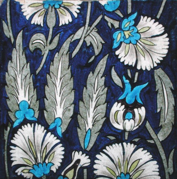 Flise med blomsterdesign (keramik) af William de Morgan