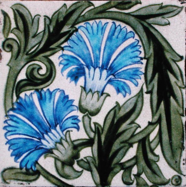 Flise med blomsterdesign (keramik) af William de Morgan