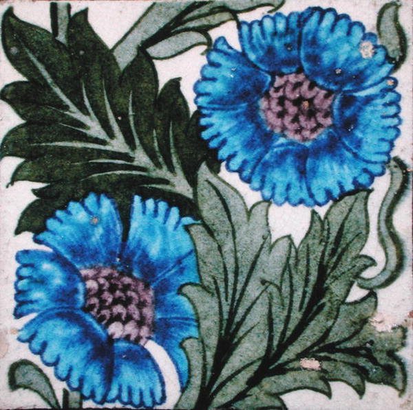 Flise med blomsterdesign (keramik) af William de Morgan