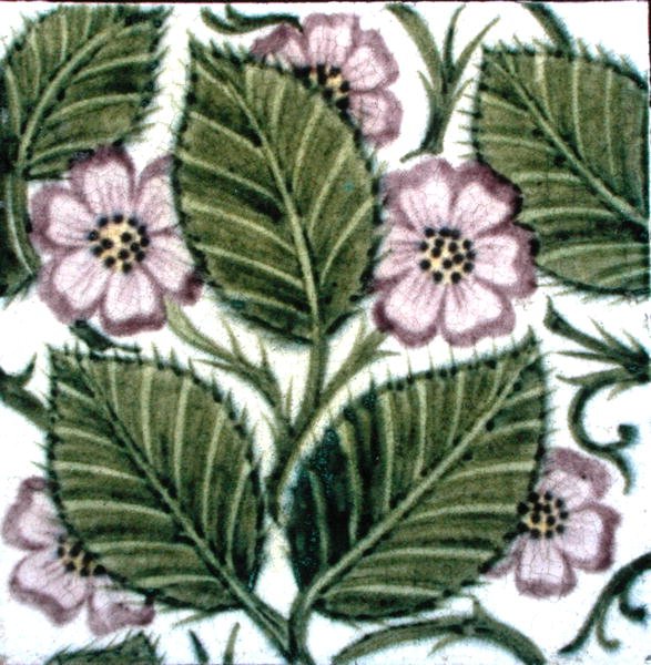 Flise med blomsterdesign (keramik) af William de Morgan