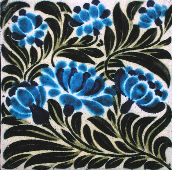 Flise med blomsterdesign (keramik) af William de Morgan