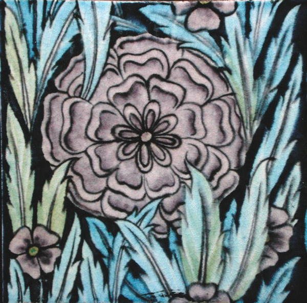 Flise med blomsterdesign (keramik) af William de Morgan