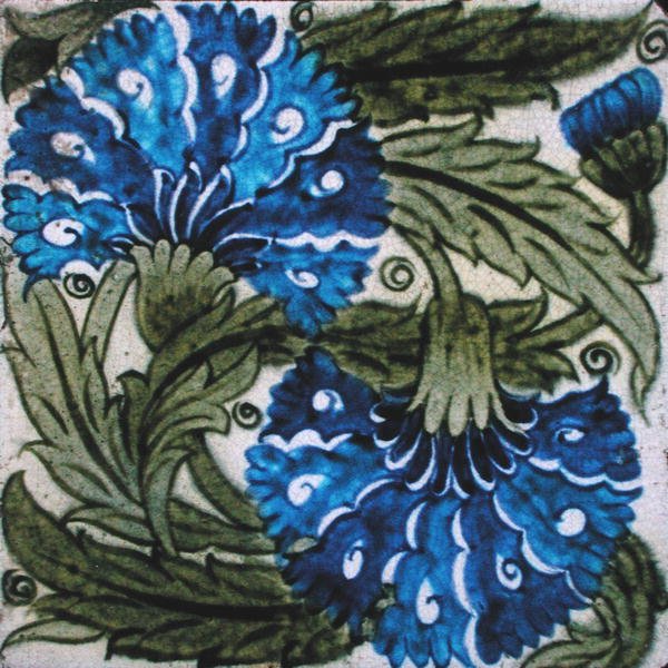 Flise med blomsterdesign (keramik) af William de Morgan