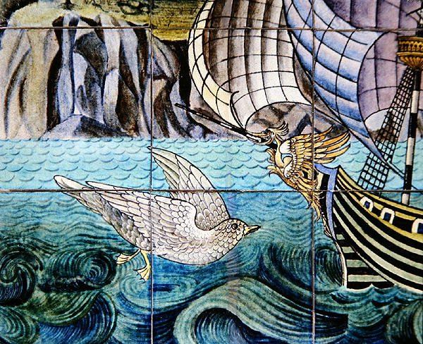 Fliser, der forestiller en galjon af William de Morgan