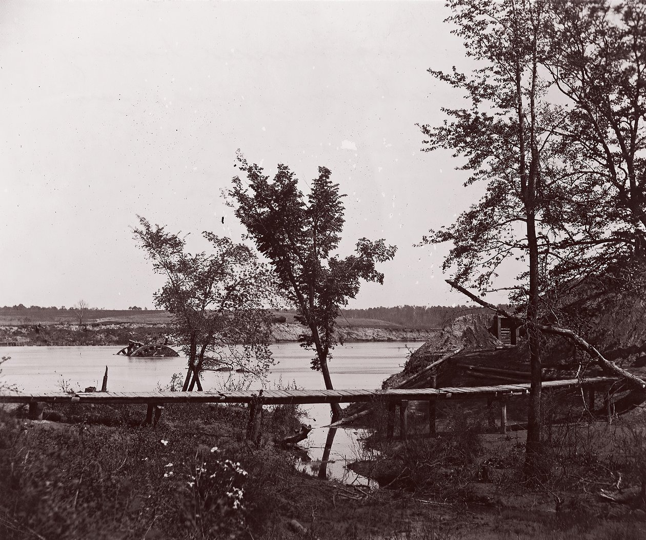 Fort Darling. Maskeret batteri og obstruktion i James River, ca. 1865. af William Frank Browne