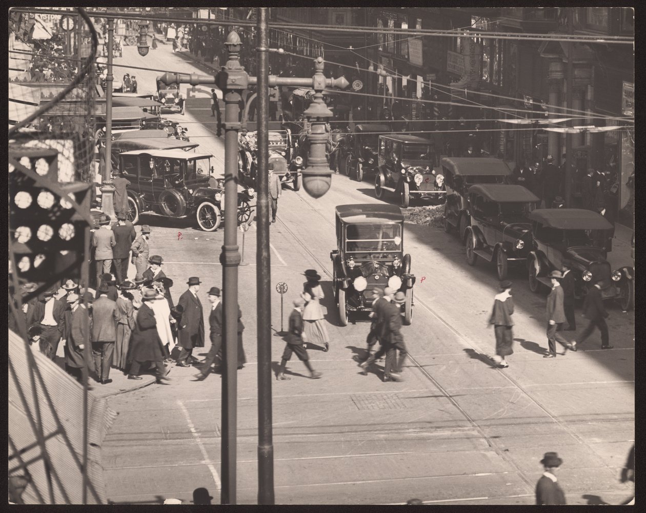 Sixth Street med udsigt mod nord fra Olive Street af William G. Swekosky