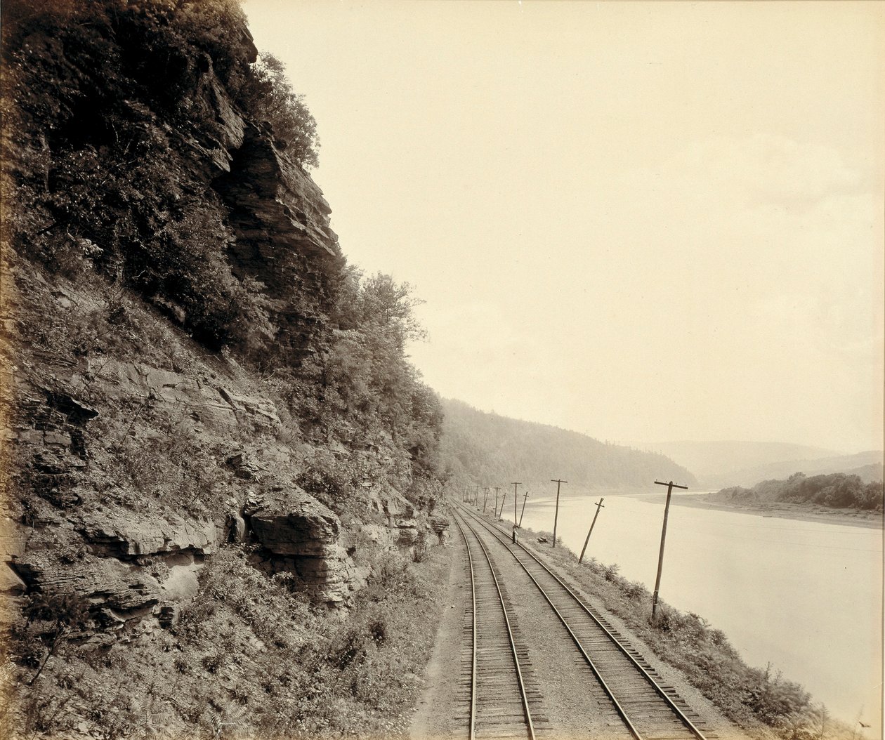 Cathedral Rocks, Susquehanna-floden nær Meshoppen, for Lehigh Valley Railroad af William H. Rau