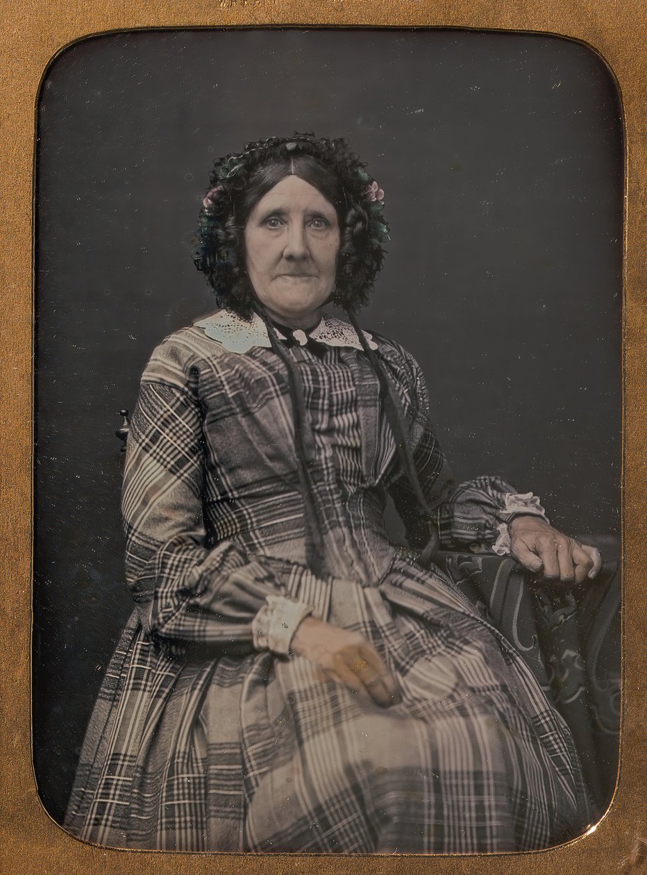 Siddende ældre kvinde iført plaid kjole og hætte, 1854-60. af William Hardy Kent