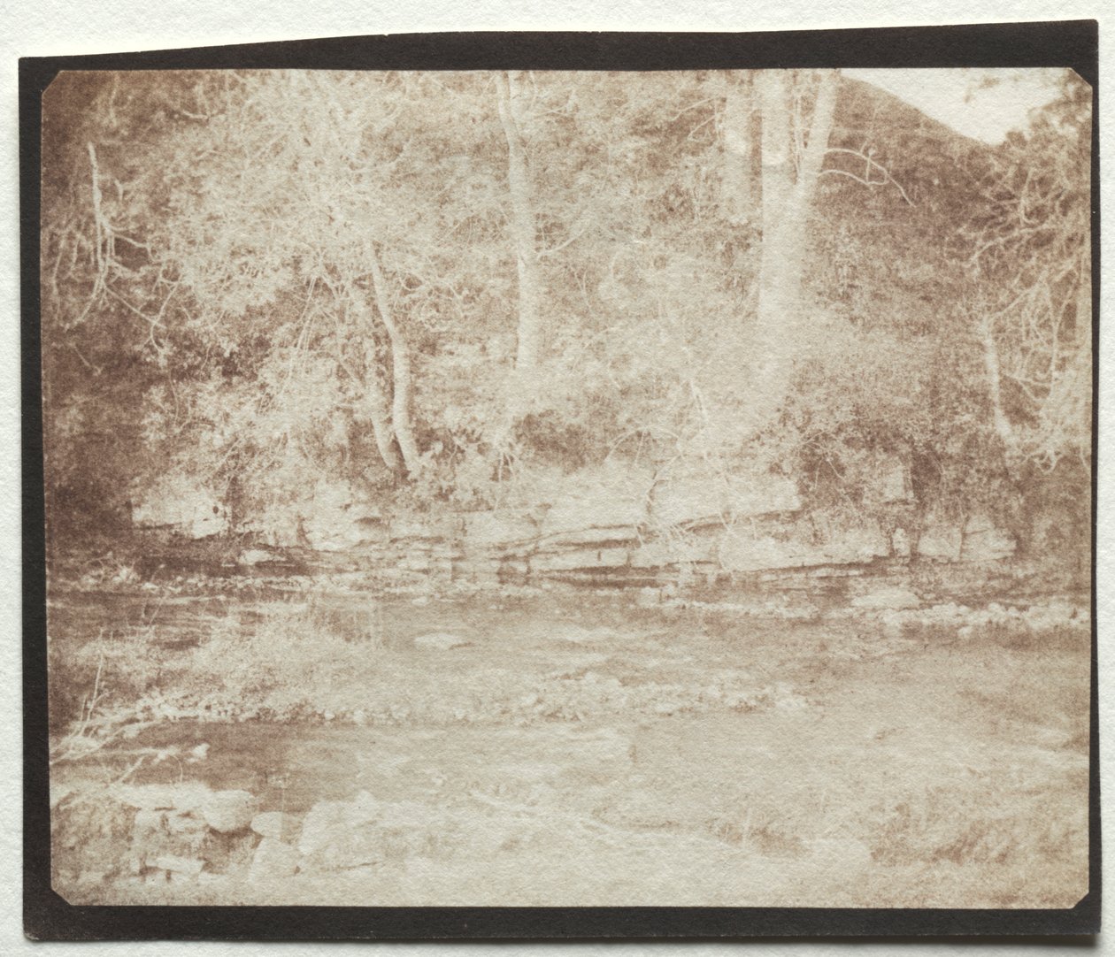 En bjergbænk, der flyder ved foden af Doune-slottet af William Henry Fox Talbot