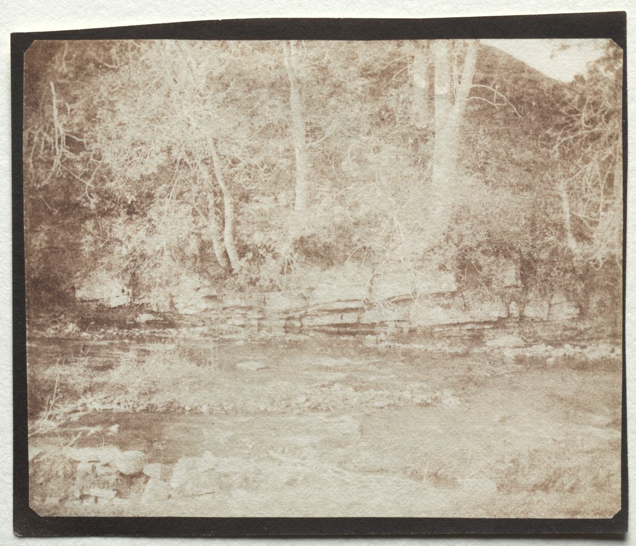 En bjergbænk, der flyder ved foden af Doune Castle, 1844. af William Henry Fox Talbot