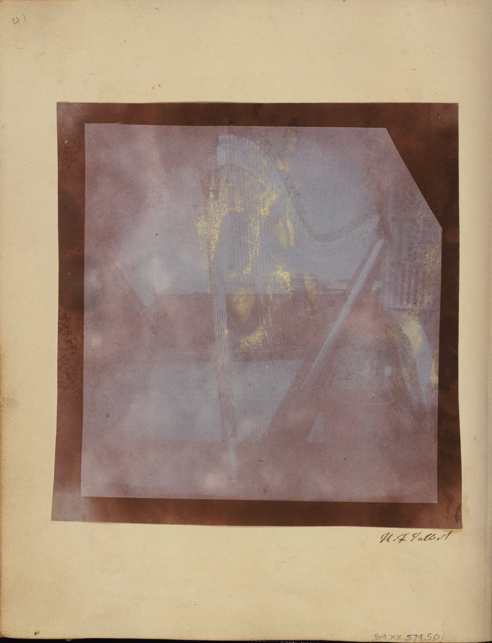 Amelinas harpe i biblioteket, Lacock Abbey af William Henry Fox Talbot