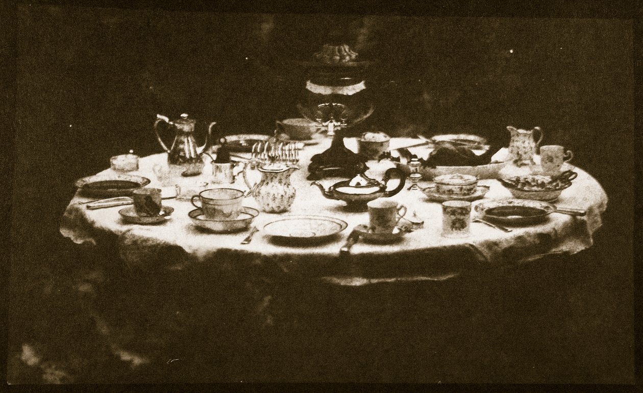 Et elegant dækket bord, ca. 1841 (saltpapirtryk fra calotype negativ) af William Henry Fox Talbot