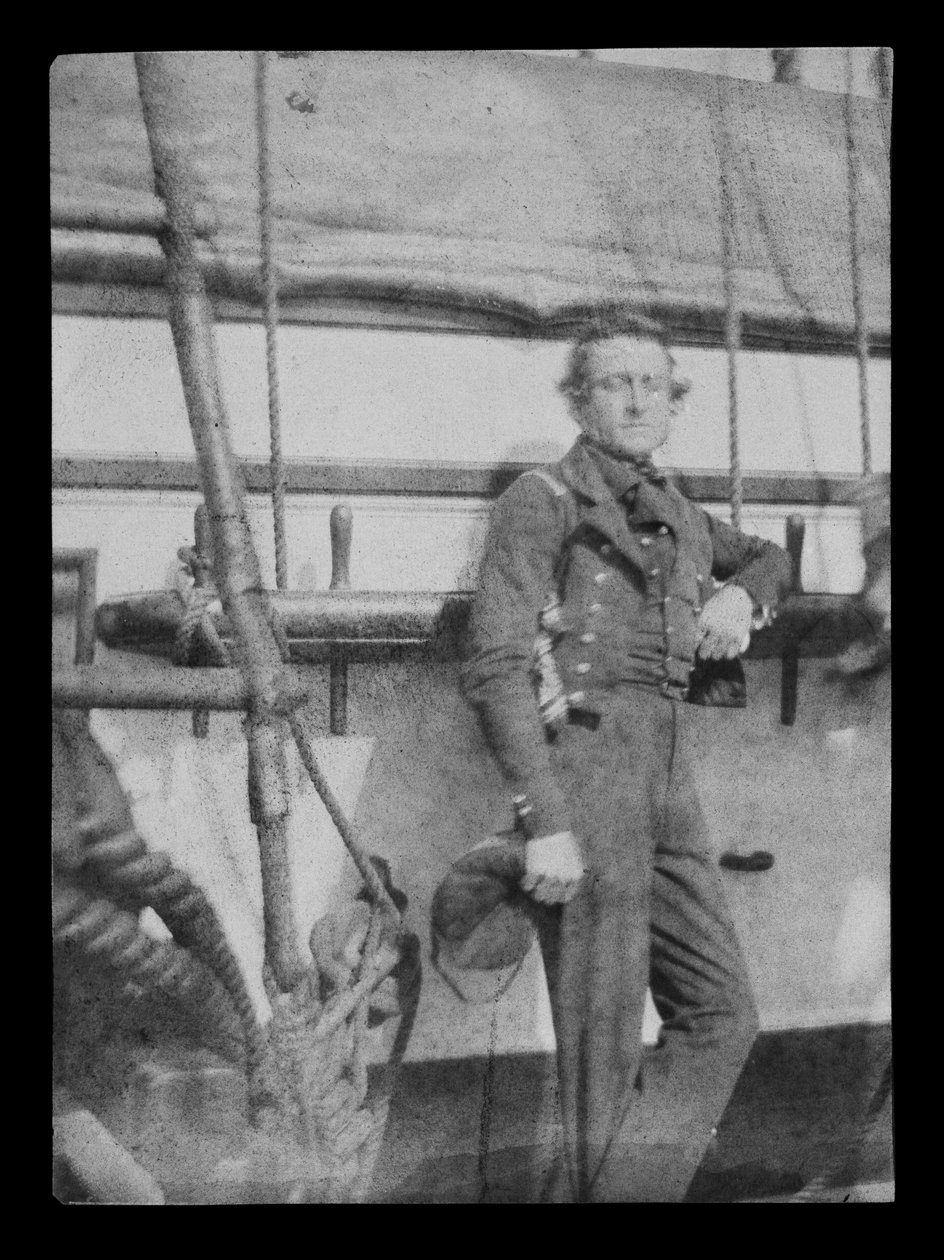 En uidentificeret flådeofficer() står ved bardunskinnen på bagbords side af den 80-kanonede tredækker HMS 