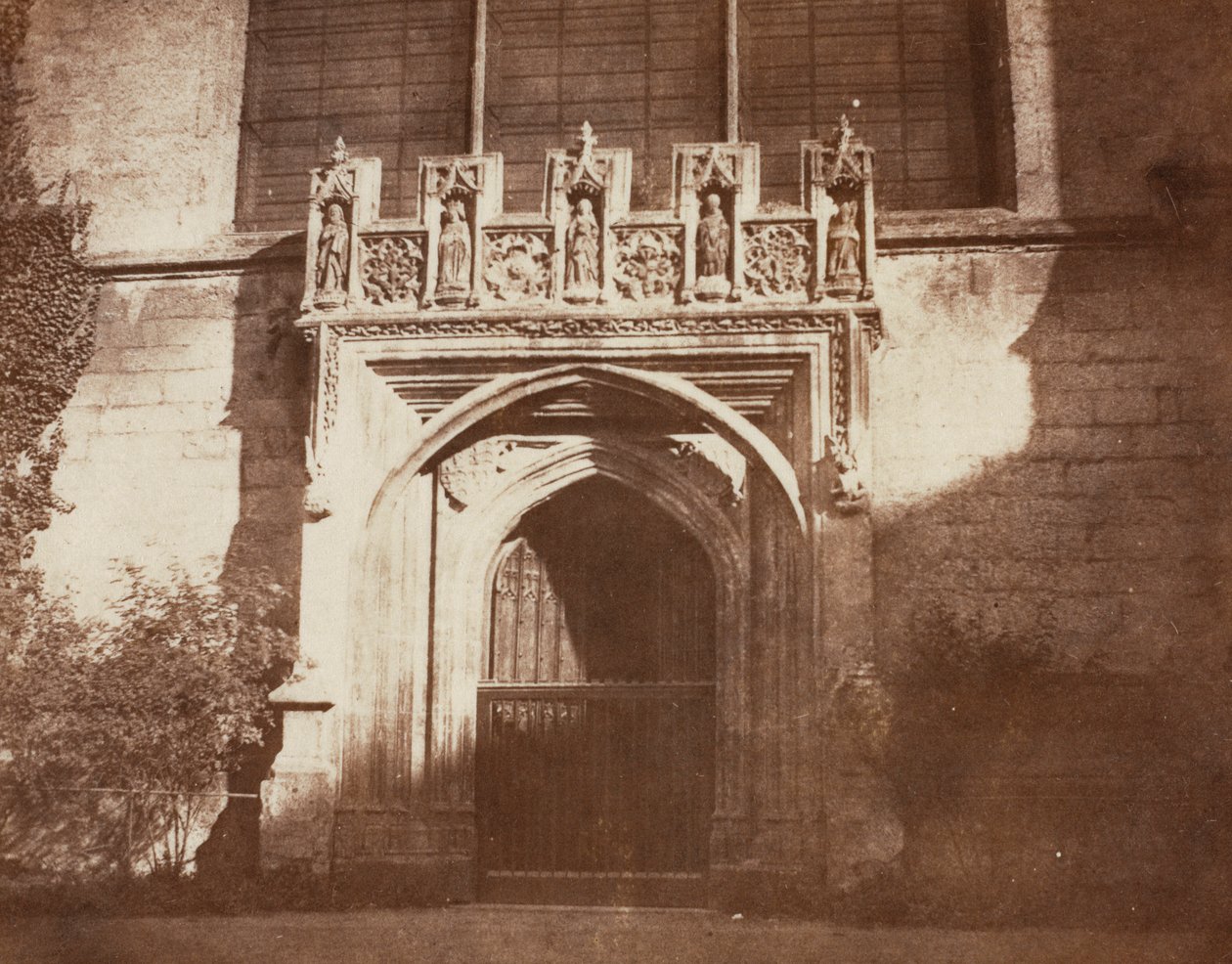 Ancient Door, Magdalen College, Oxford, 1843. af William Henry Fox Talbot