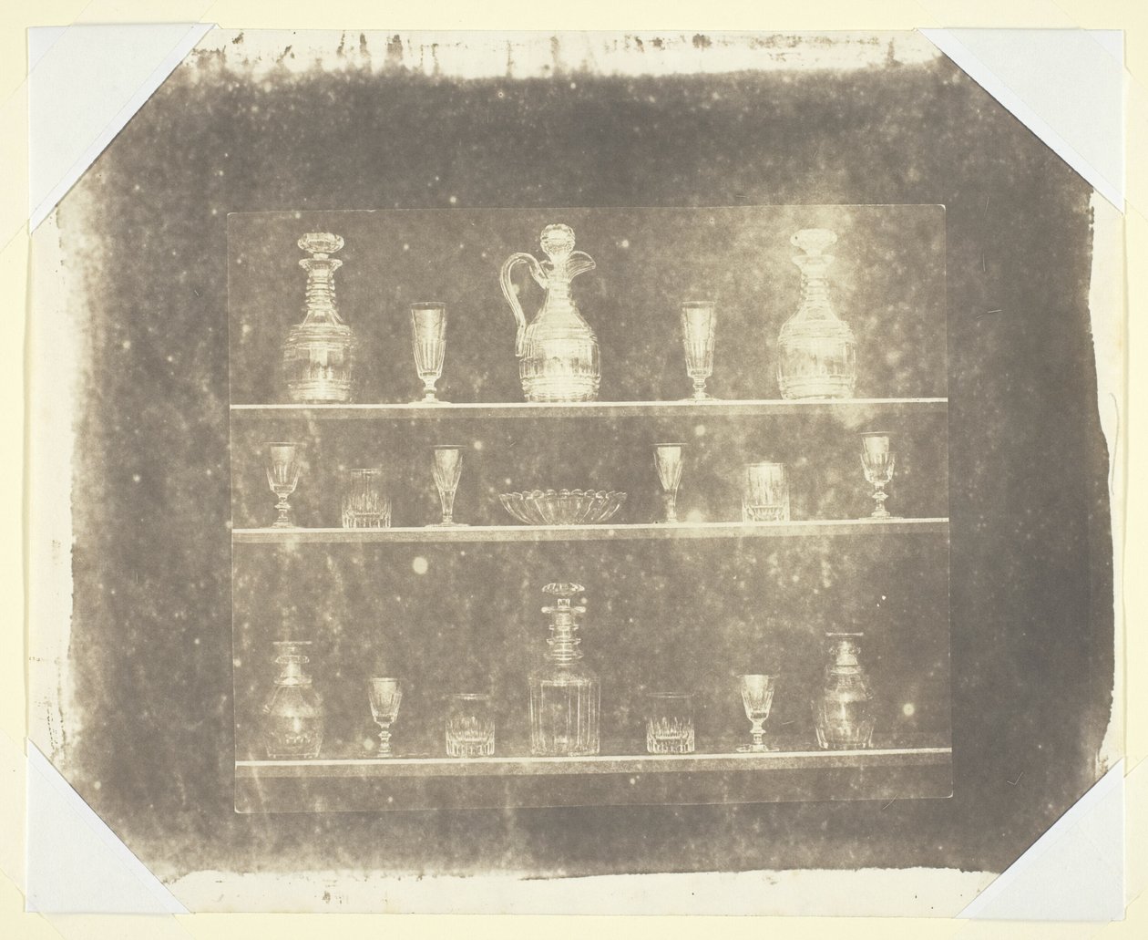 Artikler af glas på tre hylder af William Henry Fox Talbot