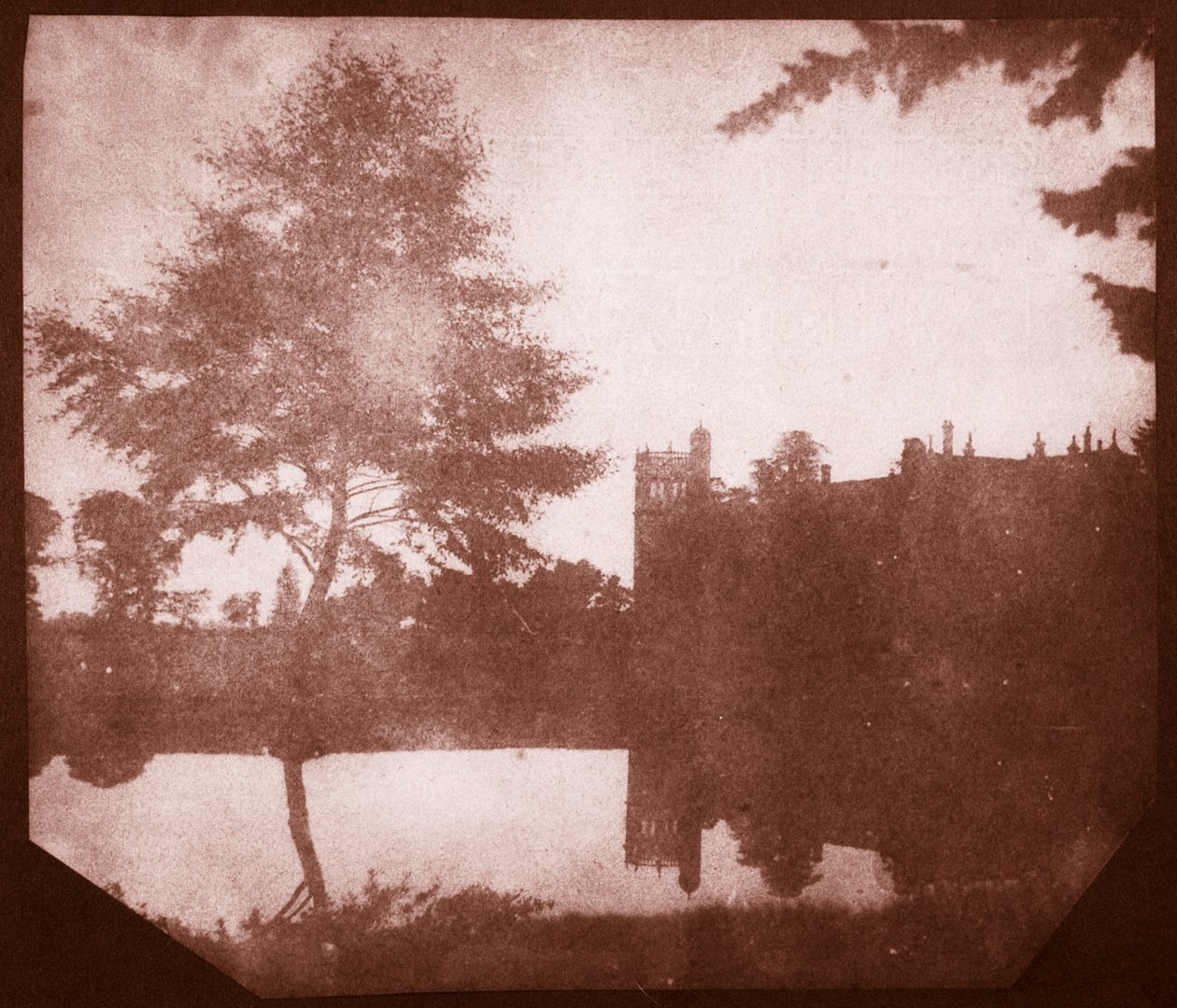 Lacock Abbey i reflektion, ca. 1840 (saltpapirtryk fra calotype negativ) af William Henry Fox Talbot