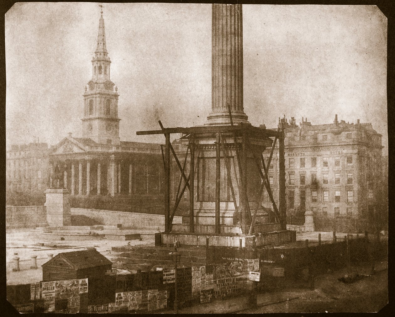 Nelsons søjle under opførelse, ca. 1841 (saltpapirtryk fra kalotypenegativ) af William Henry Fox Talbot