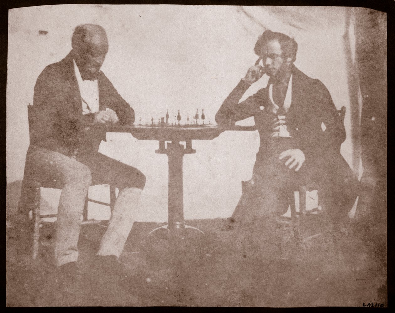 Nicolaas Henneman overvejer sit træk i et spil skak, september 1841 (saltpapirtryk fra kalotypenegativ) af William Henry Fox Talbot