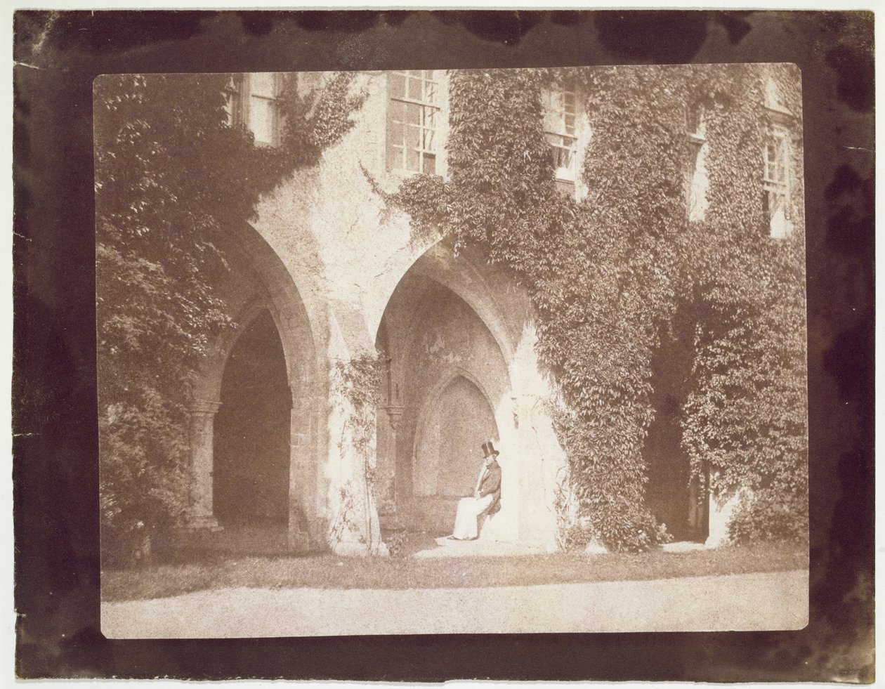 Pastor Calvert Jones siddende i Cloisters, Laycock Abbey, ca. 1847 (saltpapirtryk fra kalotypenegativ) af William Henry Fox Talbot
