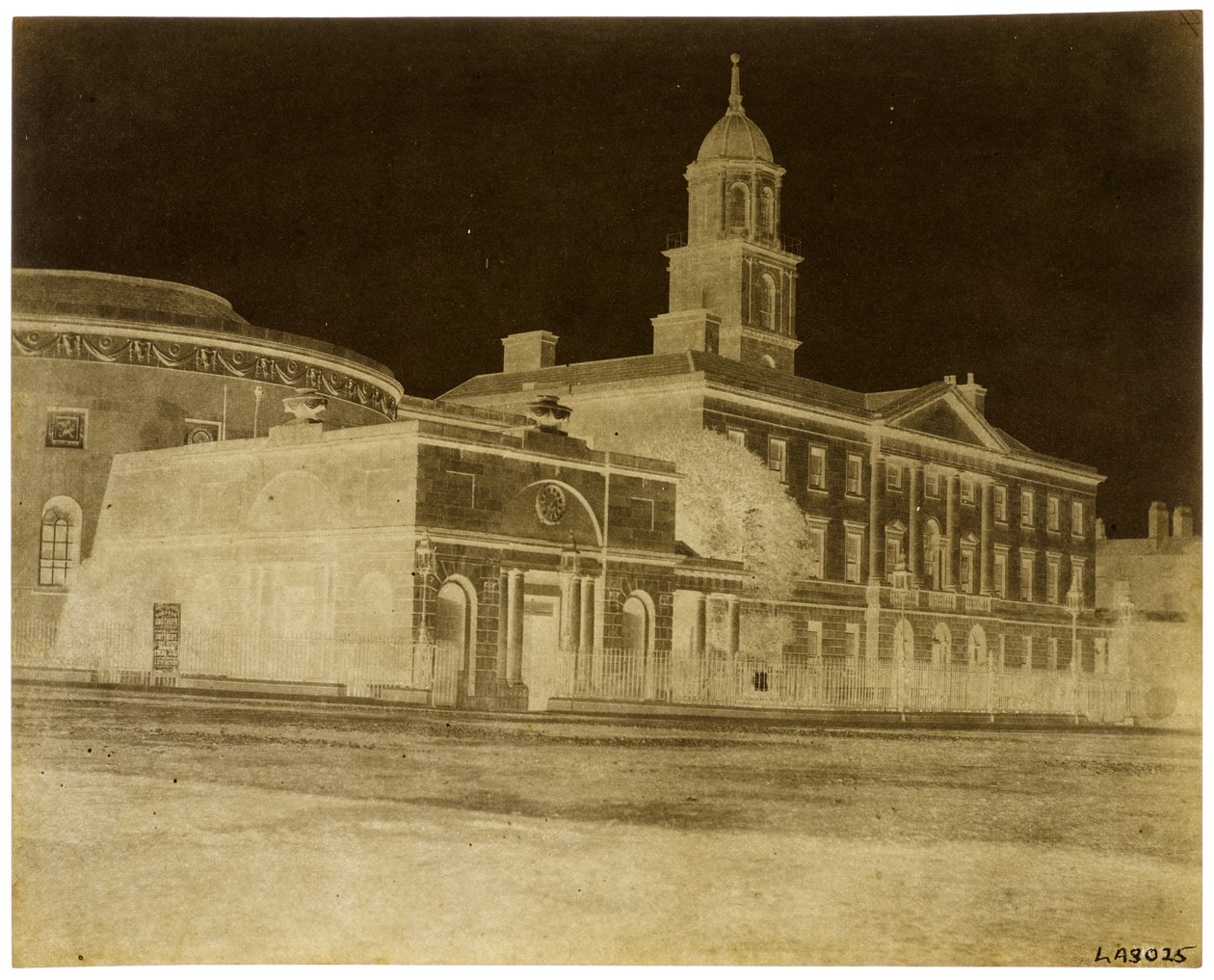 Det liggende hospital og nye forsamlingslokaler med Rotunda, Dublin (Paper Negative-Camera) af William Henry Fox Talbot