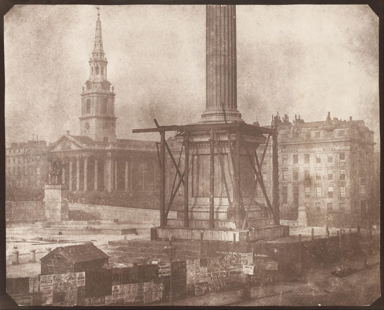 Nelsonsøjlen på Trafalgar Square under opførelse af William Henry Fox Talbot