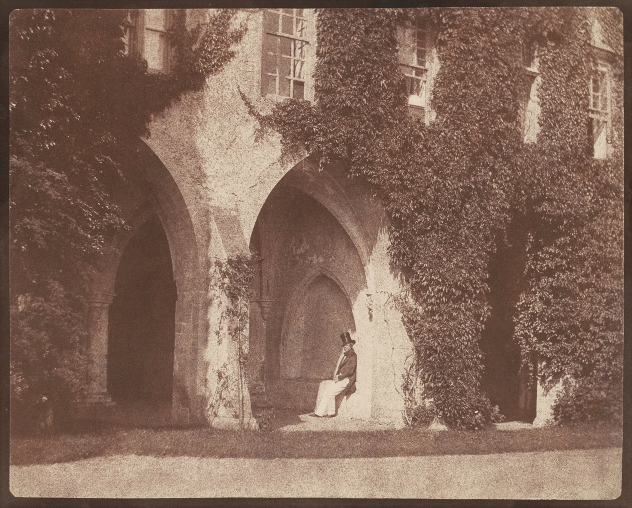 Pastor Calvert Jones i klostergangene i Lacock Abbey af William Henry Fox Talbot