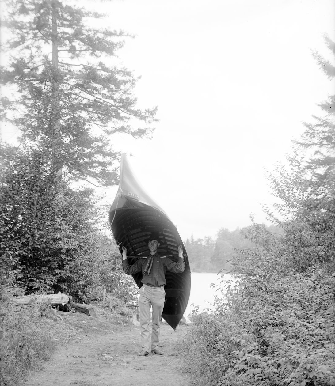 Bærer kano i Adirondack-bjergene af William Henry Jackson
