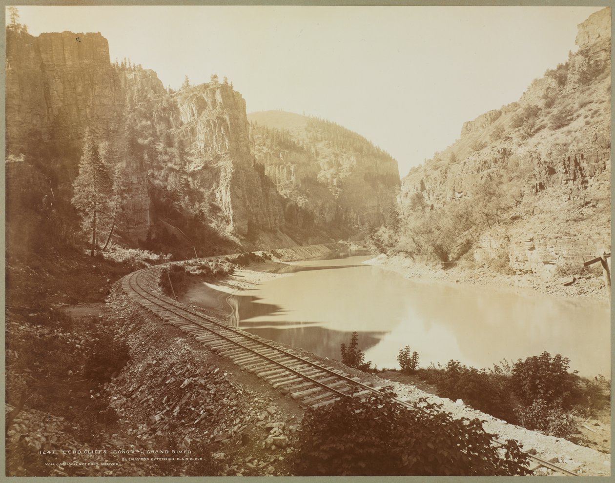 Echo Cliffs, Canyon of the Grand River, Glenwood Extension, Colorado, 1885. af William Henry Jackson