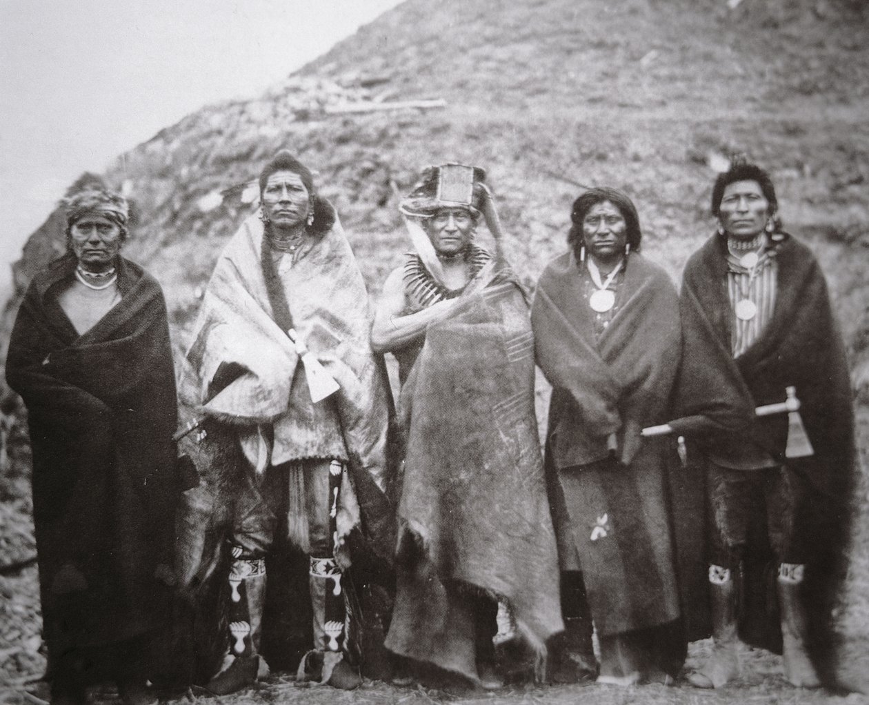 Pawnee-folk foran en tribal earth lodge, ca. 1869 (s/h-billede) af William Henry Jackson