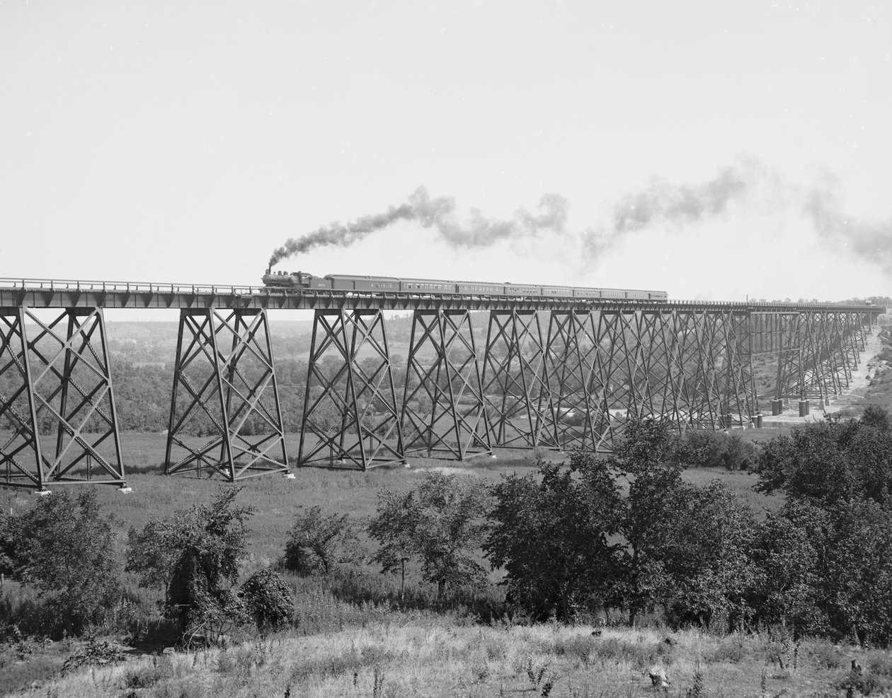 Jernbanebroen over Des Moines-floden, ca. 1900 (s/h-foto) af William Henry Jackson