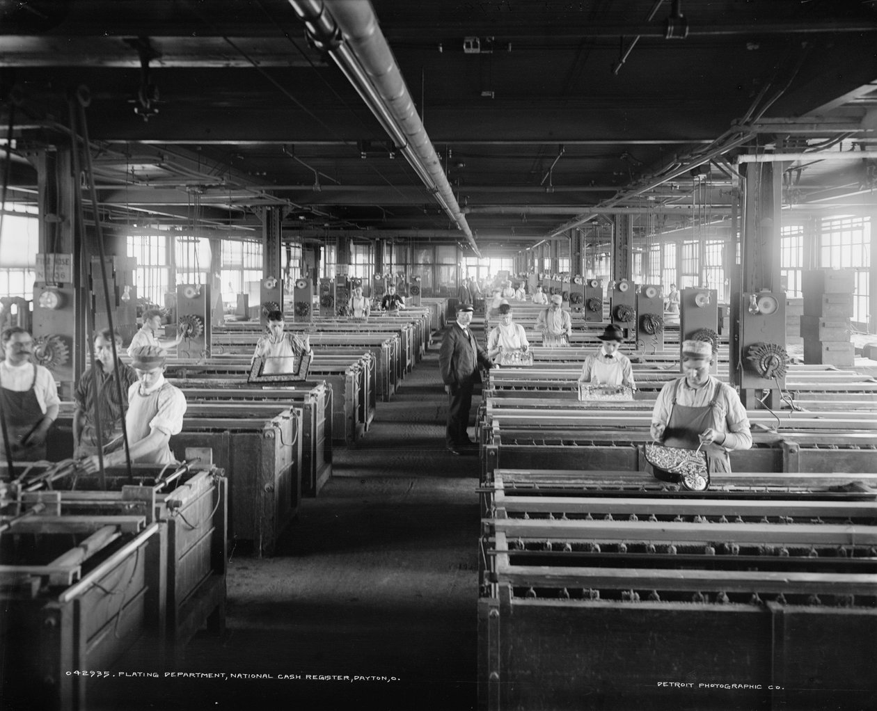 Arbejdere i Plating Department, National Cash Register Company, Dayton, Ohio, USA, ca. 1902 (s/h-foto) af William Henry Jackson