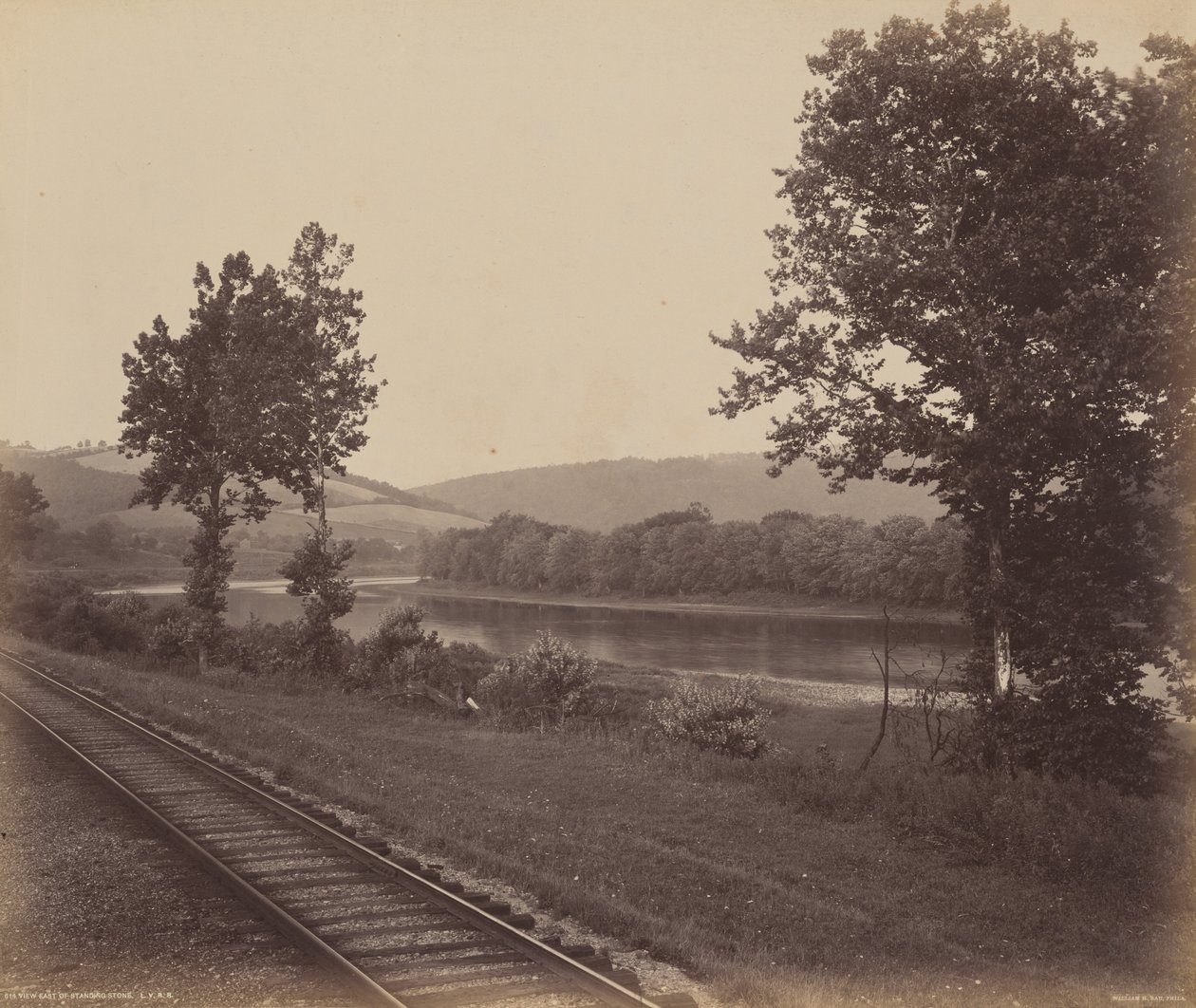 Østlig udsigt over den stående sten, ca. 1895 (foto) af William Herman Rau